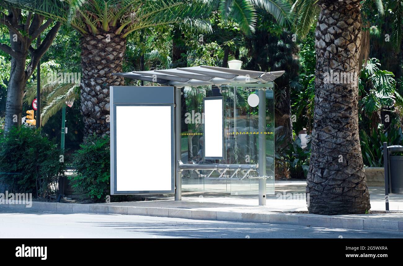 Cartellone bianco verticale alla fermata dell'autobus sulla strada della città. Cartello sulla strada sul lato della strada. Foto Stock