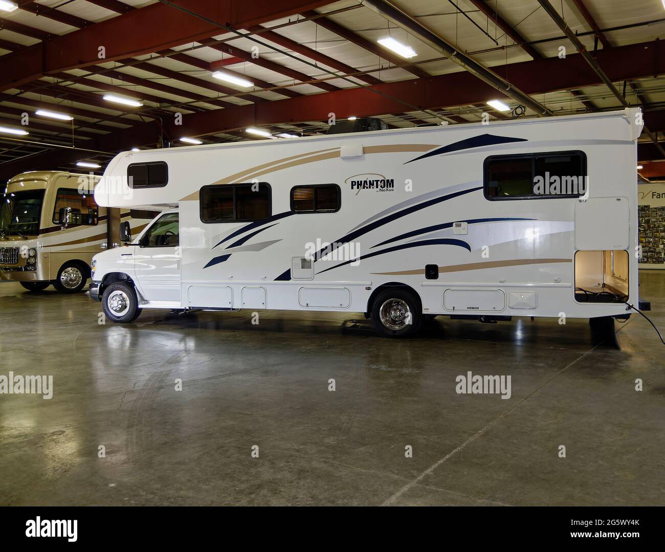 motorhome in fabbrica, appena costruito, nuovo, bianco, veicolo ricreativo, RV, camper, trasporto, Classe C, vista laterale conducente, Nexus Phantom, PR Foto Stock