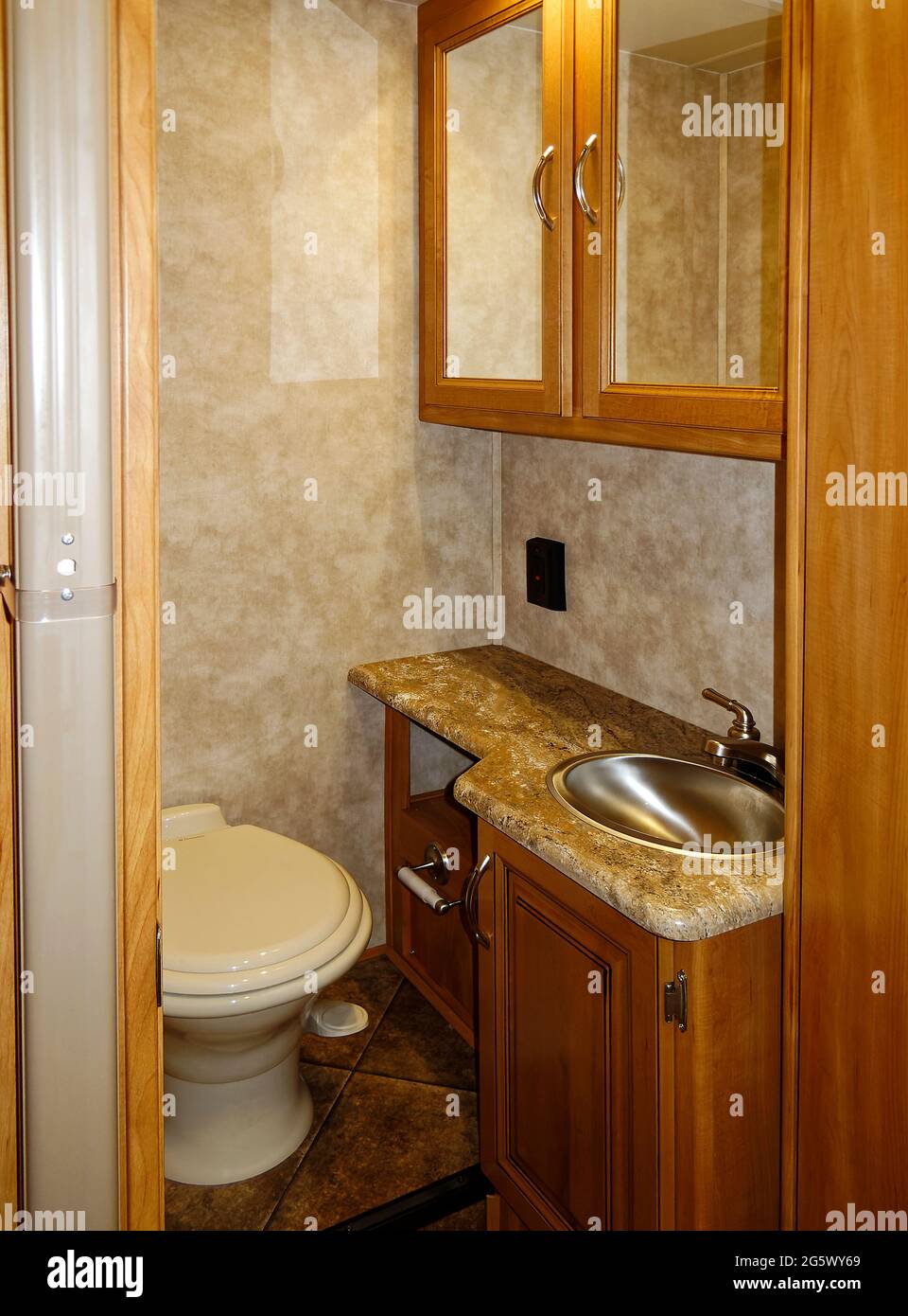 bagno per camper, wc, lavello, mobili in legno, specchi, Classe C; Phantom Nexus; veicolo da diporto; RV, camper, Trasporto, PR Foto Stock