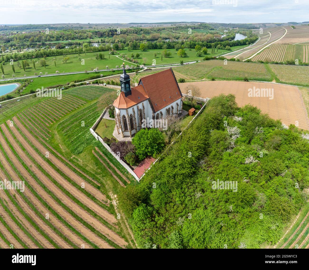 Vista aerea della chiesa 'maria im Weingarten' vicino a Volkach, baviera, franconia, Germania., vigneti in primavera Foto Stock