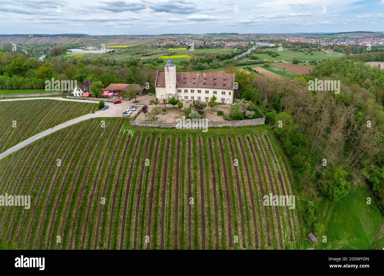 Vista aerea del castello Hallburg vicino a Volkach, fiume principale nella parte posteriore, Germania. Foto Stock
