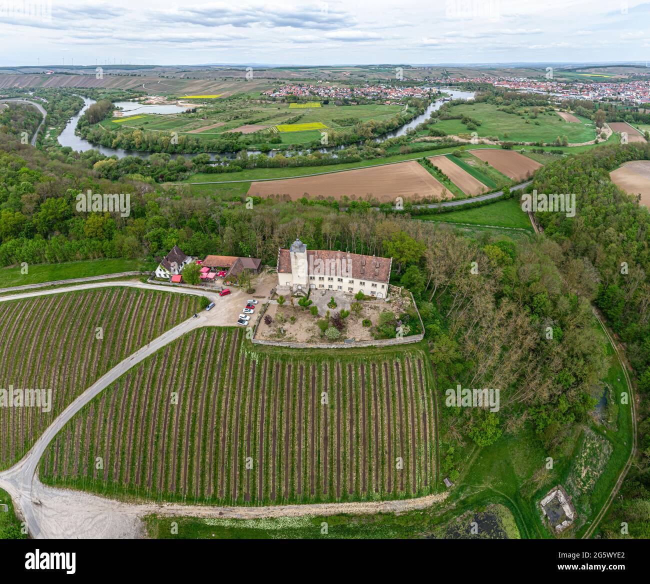 Vista aerea del castello Hallburg vicino a Volkach, fiume principale nella parte posteriore, Germania. Foto Stock