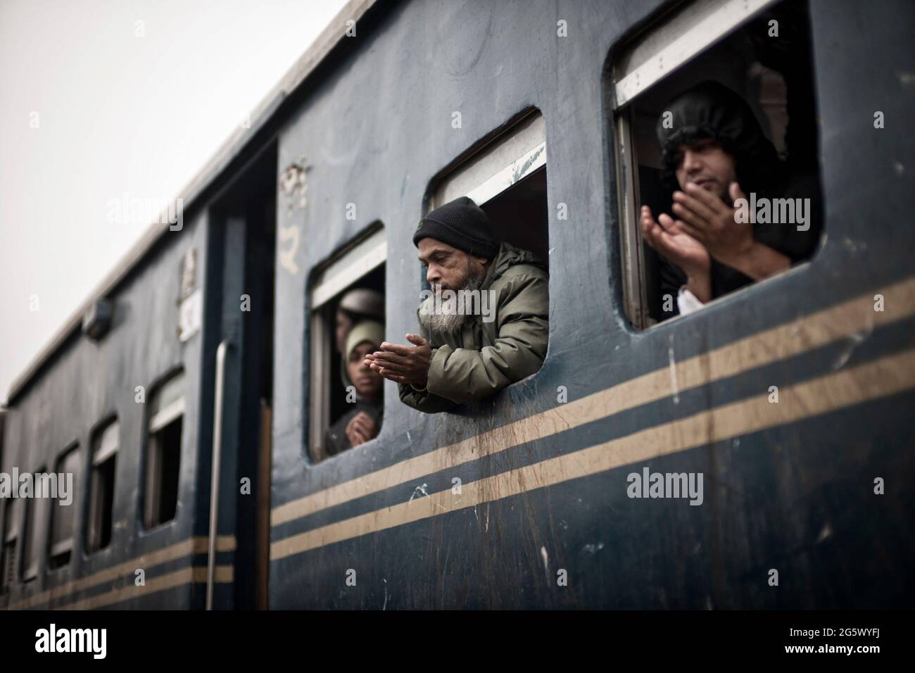 DHAKA, BANGLADESH: La gente aspettava pazientemente mentre il treno lasciava la stazione. Immagini SCIOCCANTI che mostrano MIGLIAIA di persone accatastate su un despero in movimento del treno Foto Stock