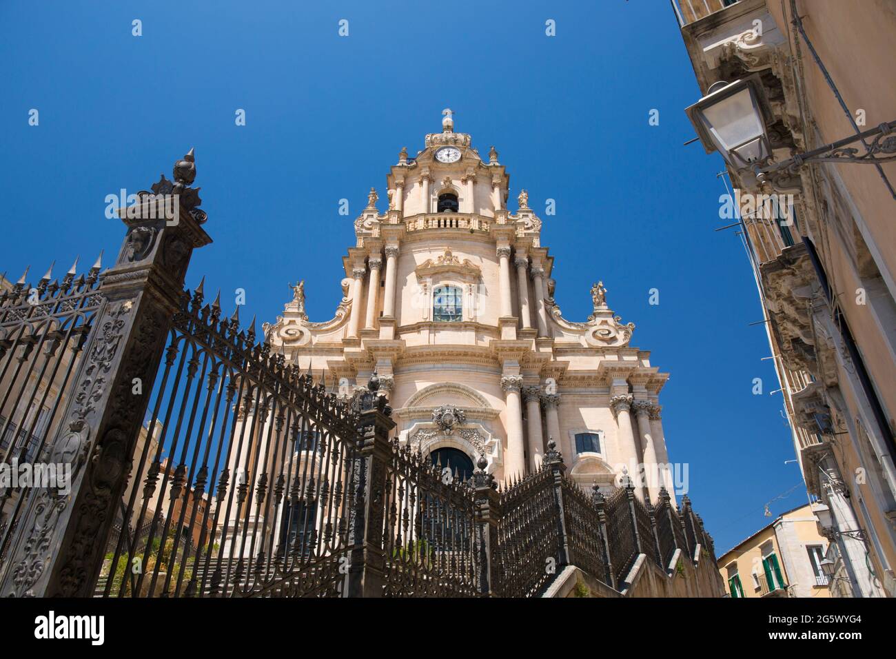 Ragusa Ibla, Ragusa, Sicilia, Italia. Vista dall'angolo basso da Piazza del Duomo della façade facciata barocca riccamente decorata della Cattedrale di San Giorgio. Foto Stock