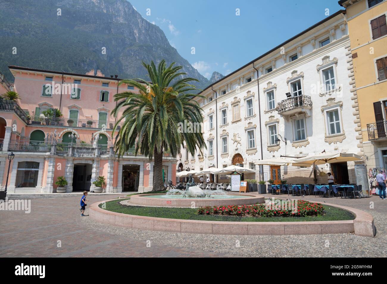 RIVA DEL GARDA, ITALIA - 6 GIUGNO 2019: La piazza con le Alpi in rovina. Foto Stock
