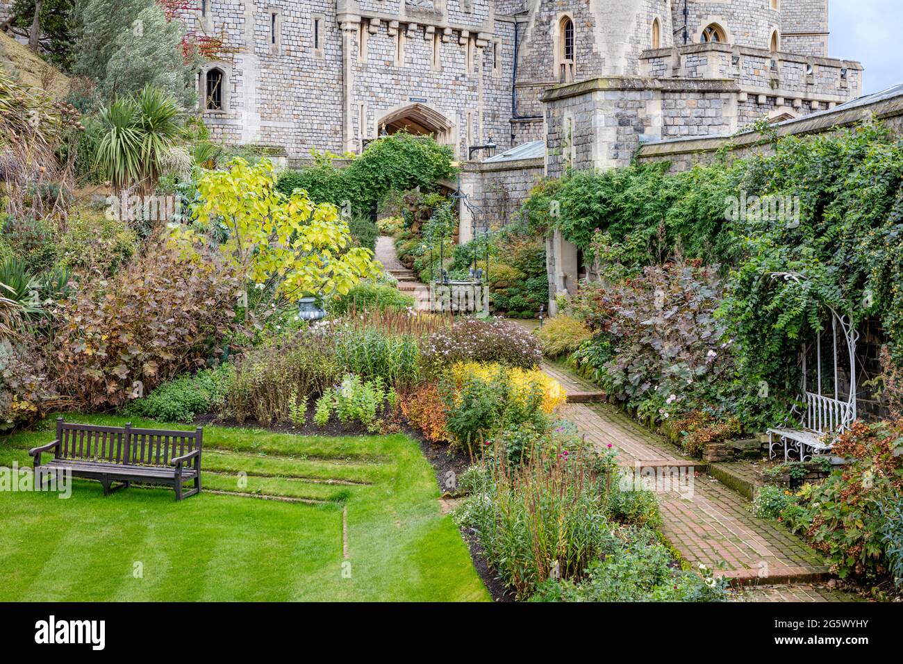 Il lussureggiante Middle Ward Garden sui terreni del Castello di Windsor, Windsor, Berkshire, Inghilterra, Regno Unito Foto Stock