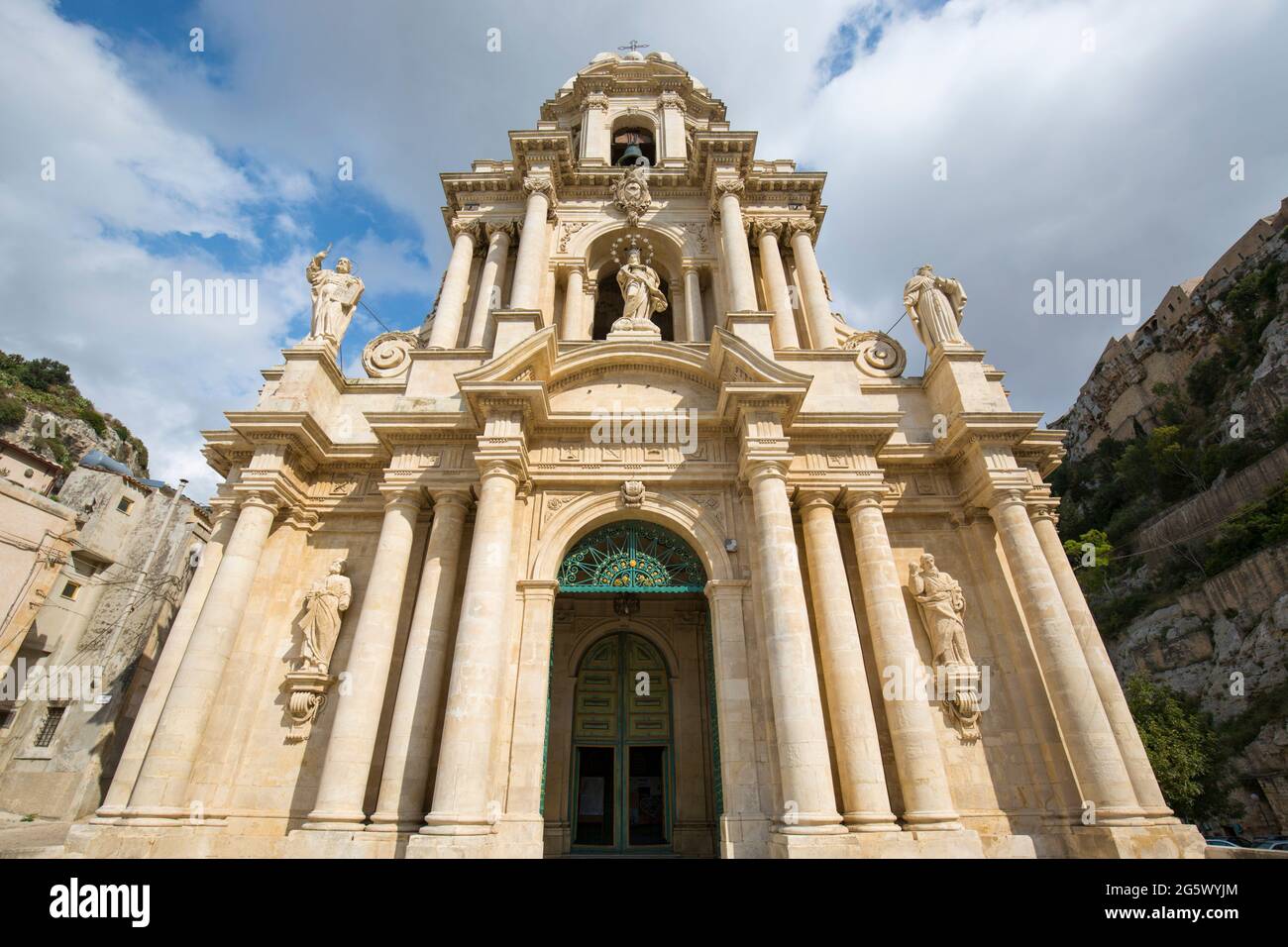 SCICLI, Ragusa, Sicilia, Italia. Vista in basso della façade facciata barocca riccamente decorata della Chiesa di San Bartolomeo. Foto Stock