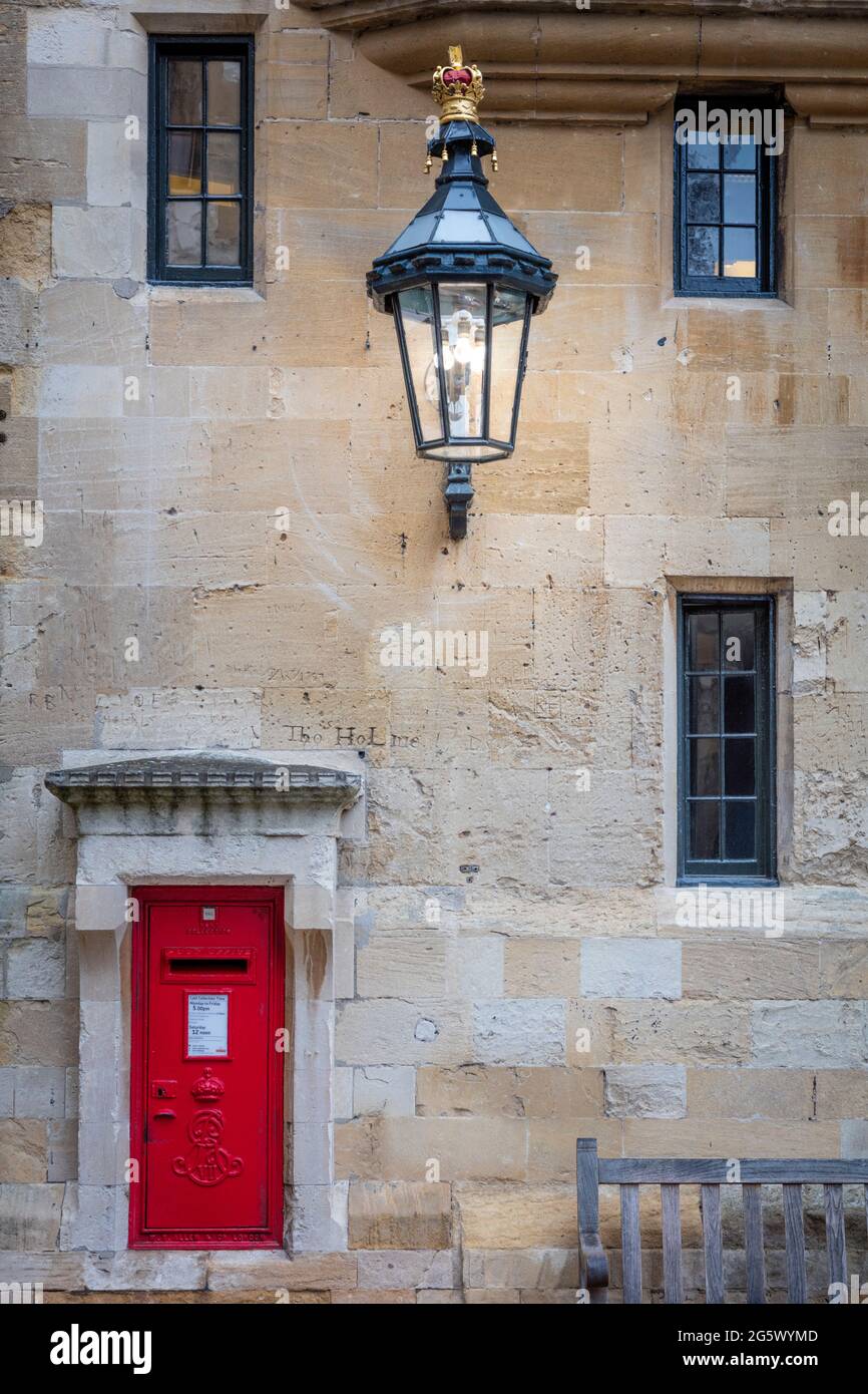Royal Mailbox e dettagli delle pareti a Windsor Caste, Windsor, Berkshire, Inghilterra, Regno Unito Foto Stock