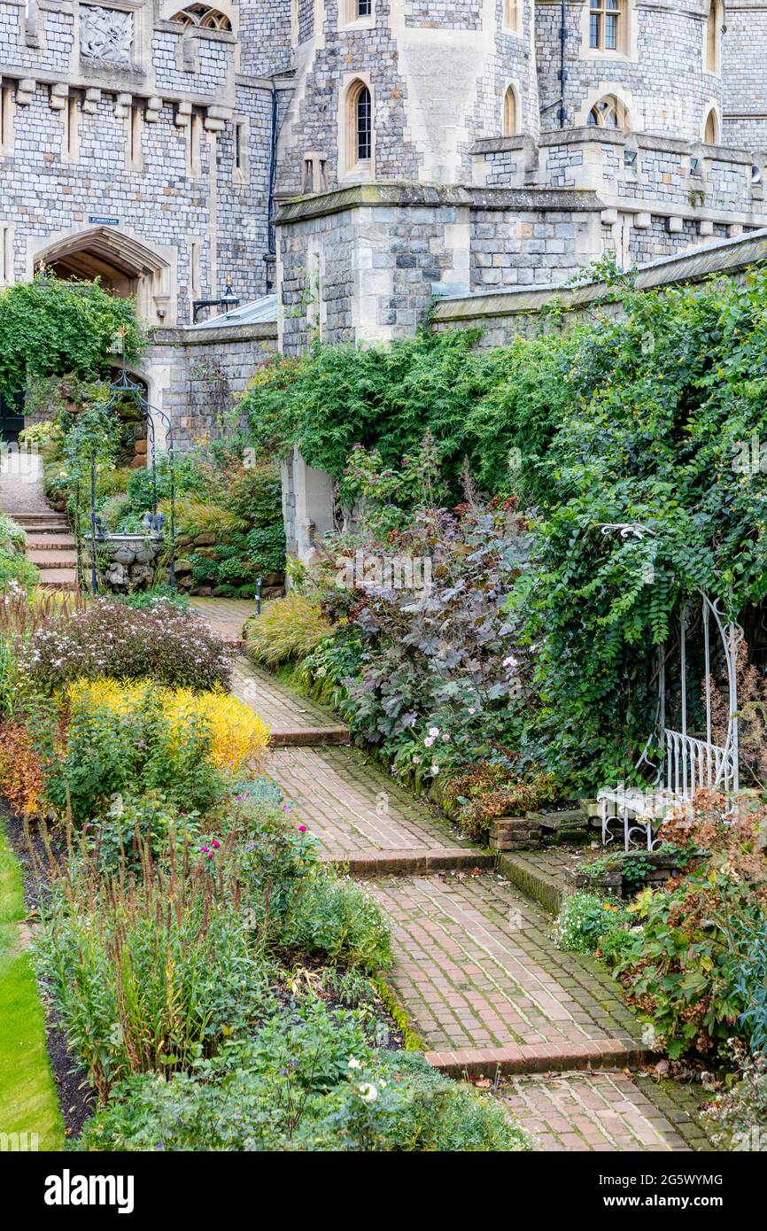Il lussureggiante Middle Ward Garden sui terreni del Castello di Windsor, Windsor, Berkshire, Inghilterra, Regno Unito Foto Stock