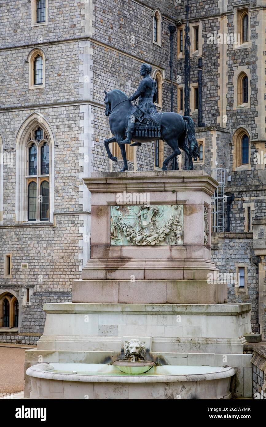 Statua equestre di Re Carlo II nell'Upper Ward al Castello di Windsor, Windsor, Berkshire, Inghilterra, Regno Unito Foto Stock