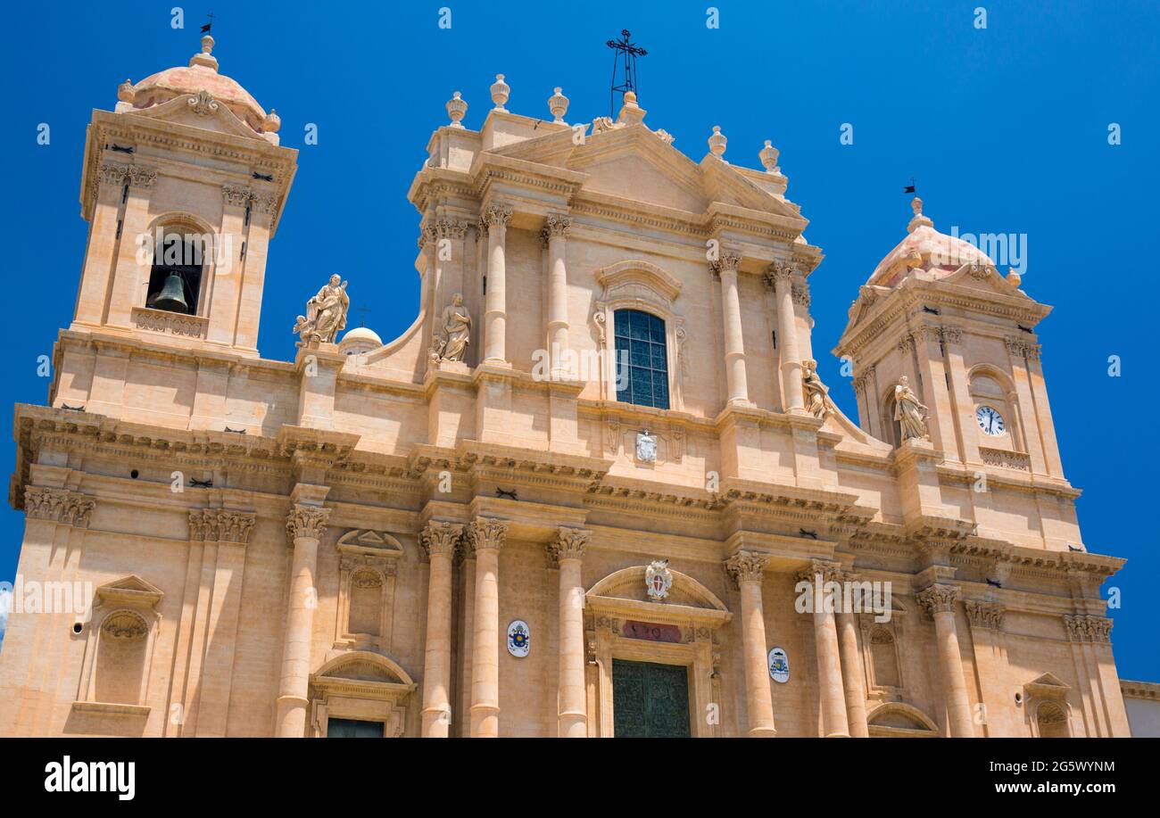 Noto, Siracusa, Sicilia, Italia. Vista dal basso façade corso Vittorio Emanuele della facciata barocca torreggiante della Cattedrale di San Nicolò. Foto Stock