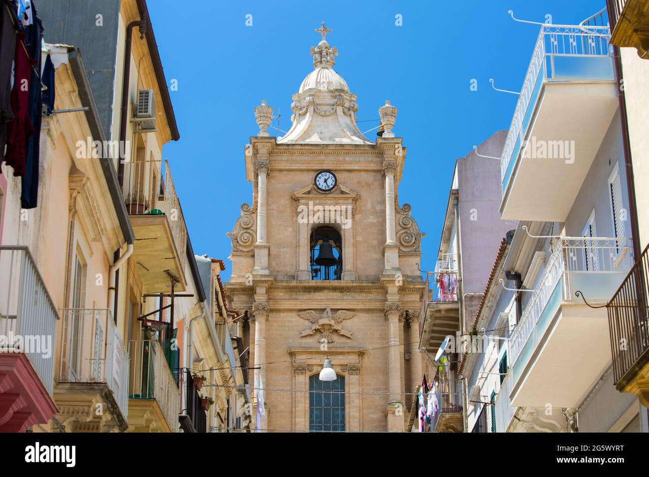 Ragusa, Sicilia, Italia. Basso angolo di vista lungo Via Ecce Homo fino all'imponente campanile neoclassico della Chiesa di Ecce Homo. Foto Stock