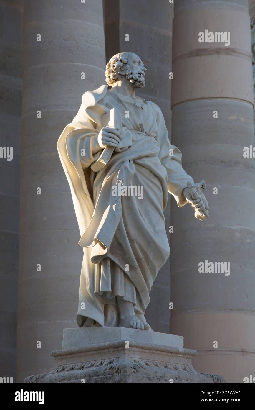 Ortigia, Siracusa, Sicilia, Italia. Statua in marmo finemente intagliato di San Pietro in Piazza del Duomo fuori dalla cattedrale, alba. Foto Stock