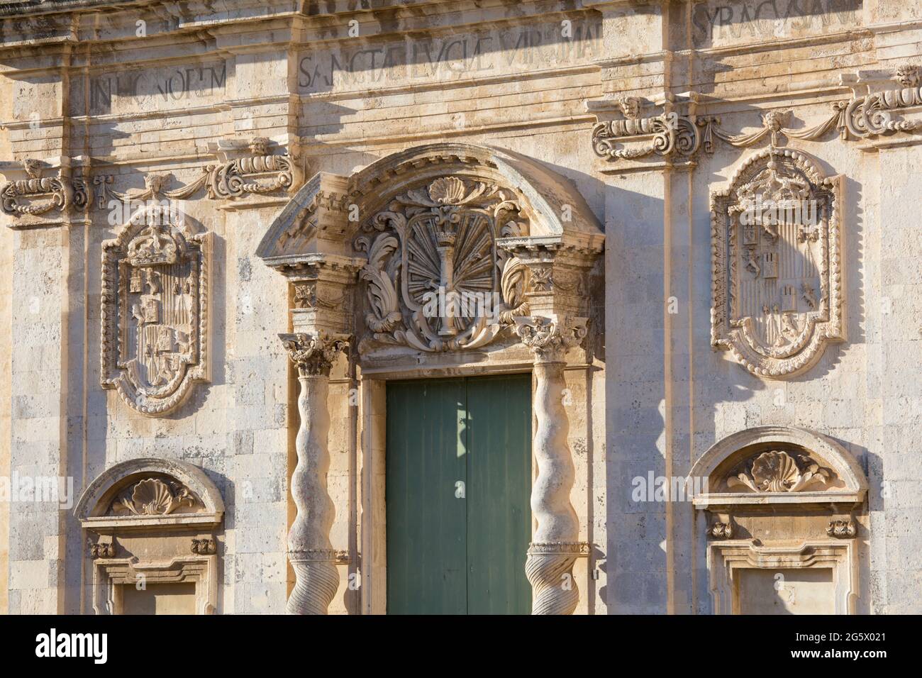 Ortigia, Siracusa, Sicilia, Italia. façade barocca della Chiesa di Santa Lucia alla Badia, Piazza del Duomo, finemente scolpita. Foto Stock