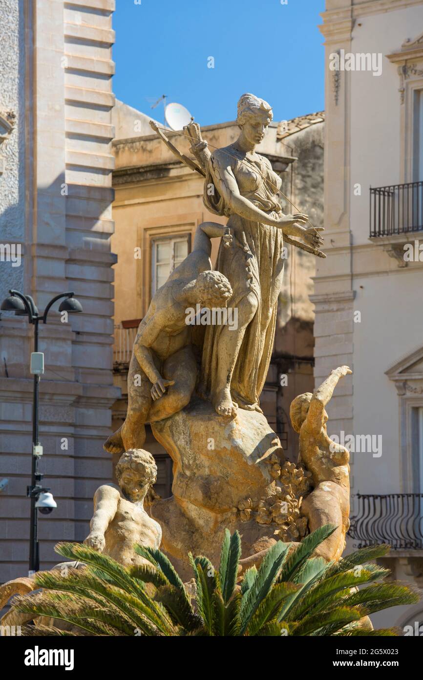 Ortigia, Siracusa, Sicilia, Italia. Figure scolpite in pietra che fanno parte della monumentale Fontana di Artemide in Piazza Archimede. Foto Stock