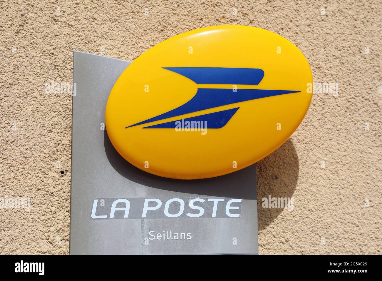 Seillans, Francia - 19 giugno 2021: La Poste Yellow Logo Sign, French Post Brand, Shop in the Street of Seillans nel sud della Francia, Europa. Chiudere U Foto Stock