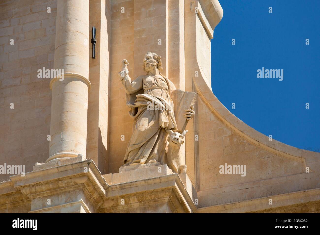 Noto, Siracusa, Sicilia, Italia. Vista a basso angolo della statua ornamentale sulla façade della Cattedrale barocca di San Nicolò. Foto Stock