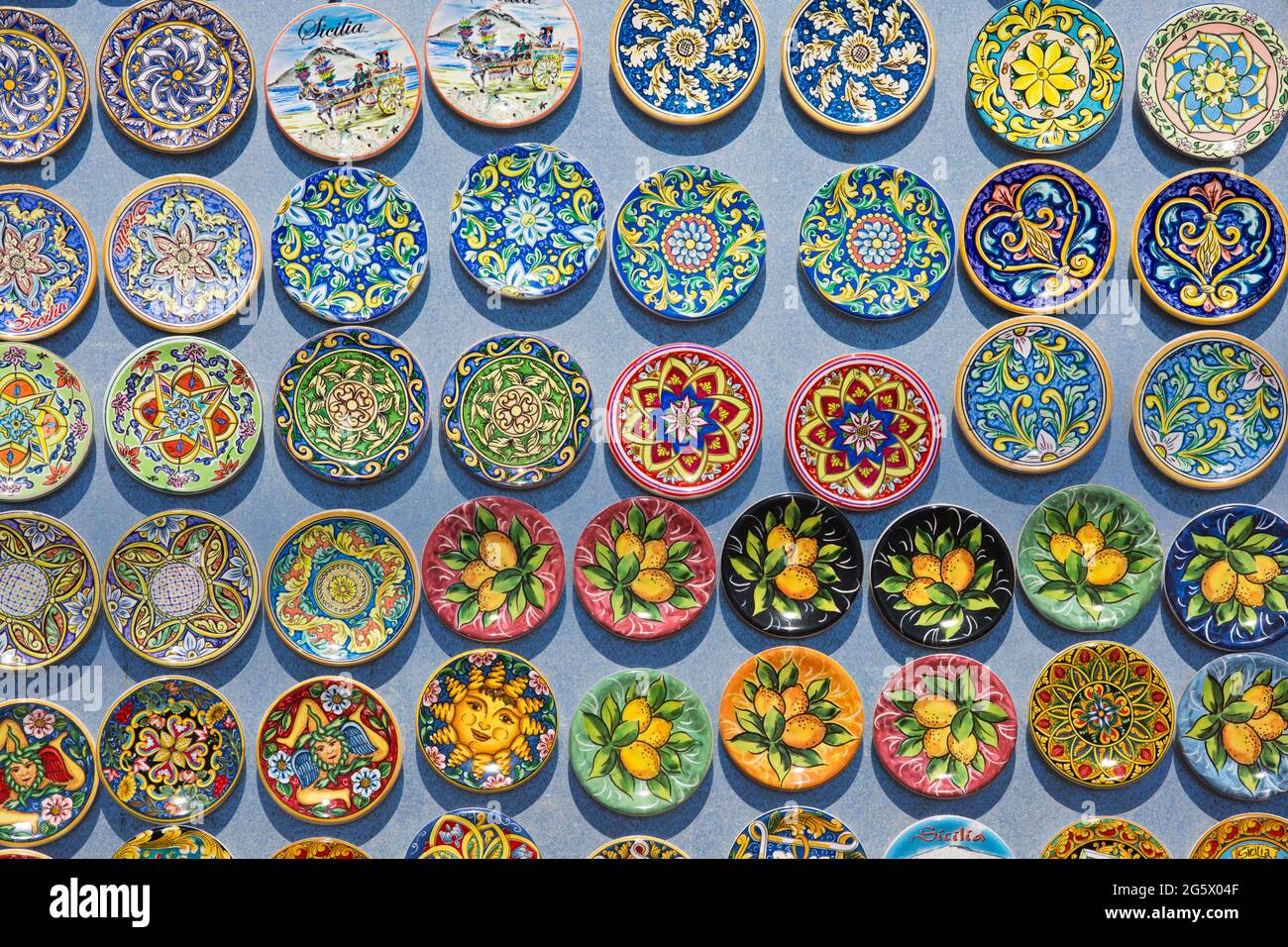 Noto, Siracusa, Sicilia, Italia. Calamite da frigorifero dai colori vivaci esposte all'esterno di un tipico negozio di souvenir in corso Vittorio Emanuele. Foto Stock