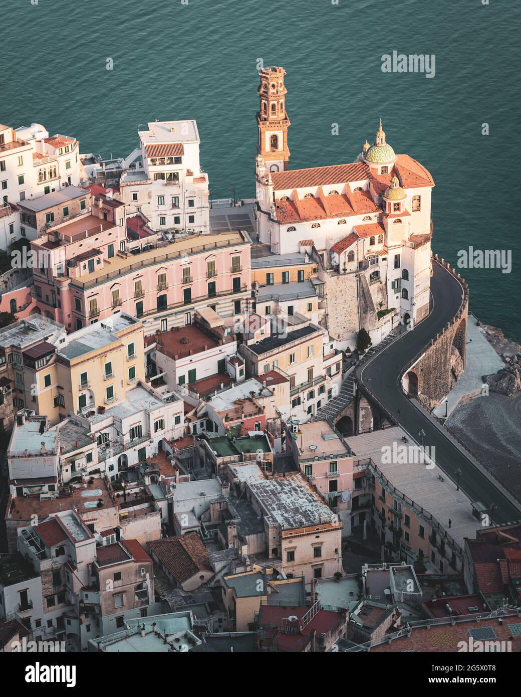 Veduta aerea di Atrani, sulla Costiera Amalfitana in Campania, Italia Foto Stock