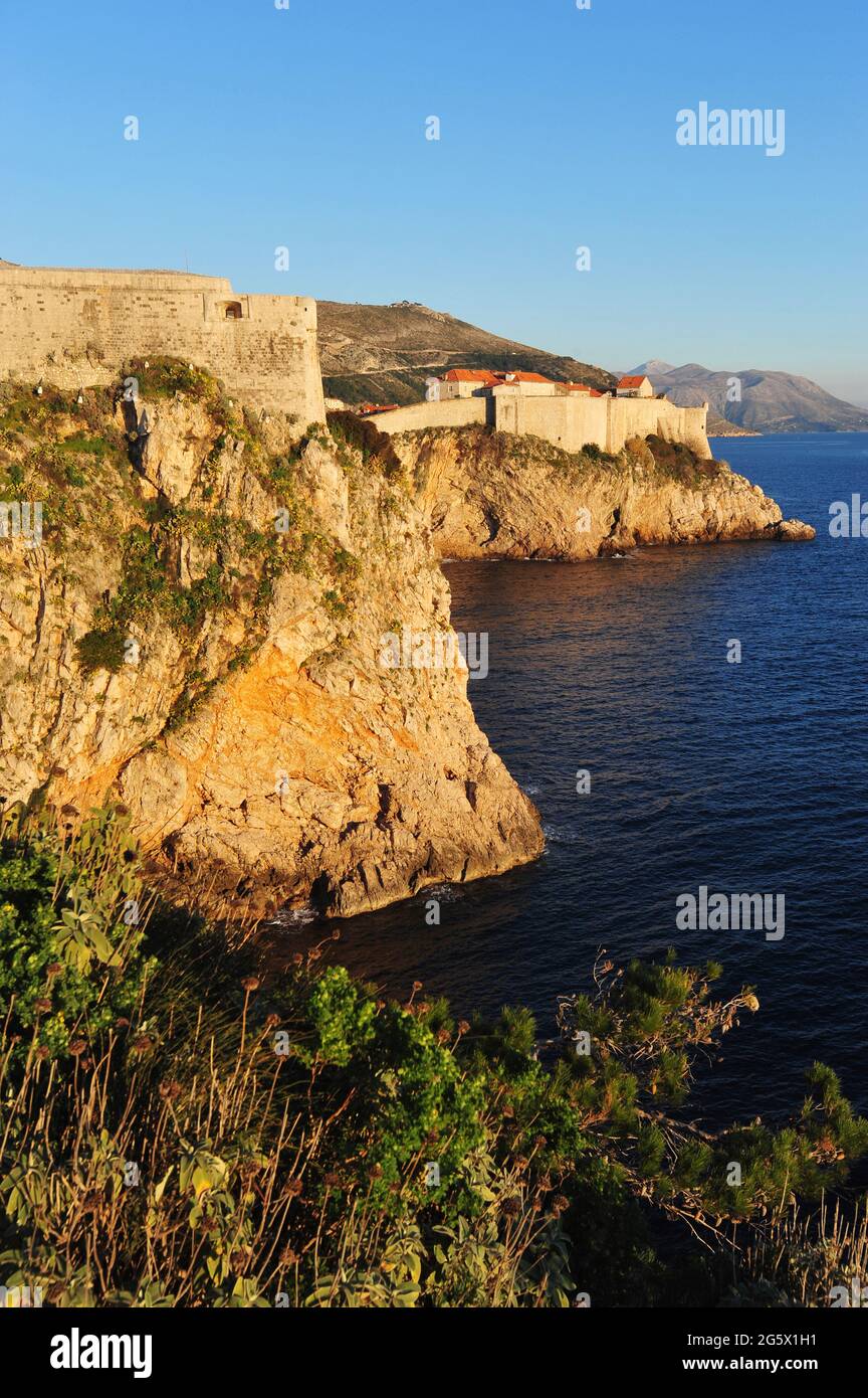 CROAZIA. DUBROVNIK. LE MURA SONO UNO DEI MUST DELLA CITTÀ. CON 16 TORRI, 5 FORTI E ALCUNE PARETI SPESSE DA 2 A 6 METRI E ALTE 25 METRI, ERANO BU Foto Stock