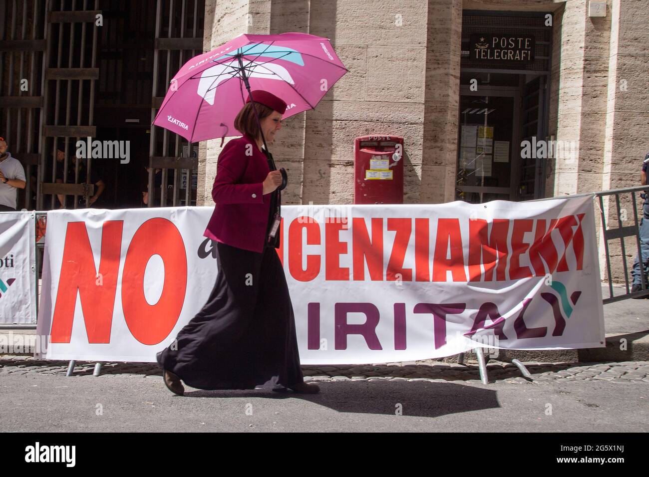 Roma, Italia. 30 giugno 2021. Sit-in organizzato da un gruppo di lavoratori della compagnia aerea Air Italy davanti A MISE a Roma. (Foto di Matteo Nardone/Pacific Press) Credit: Pacific Press Media Production Corp./Alamy Live News Foto Stock