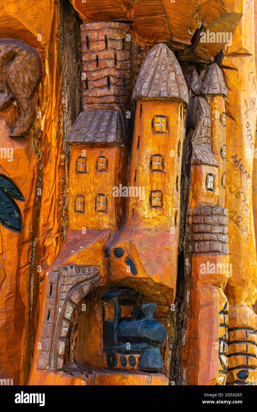 Particolare di un monumento in legno a San Goarshausen a Loreley, Valle del Medio Reno superiore, Patrimonio dell'Umanità dell'UNESCO, Renania-Palatinato, Germania Foto Stock