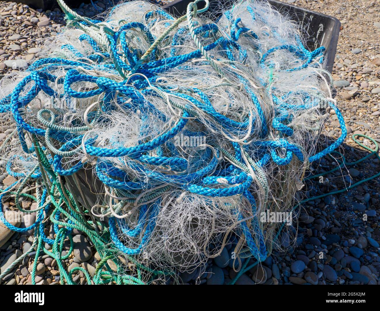 Mucchio aggrovigliato di rete da pesca e corda, Bude, Cornovaglia, Regno Unito Foto Stock