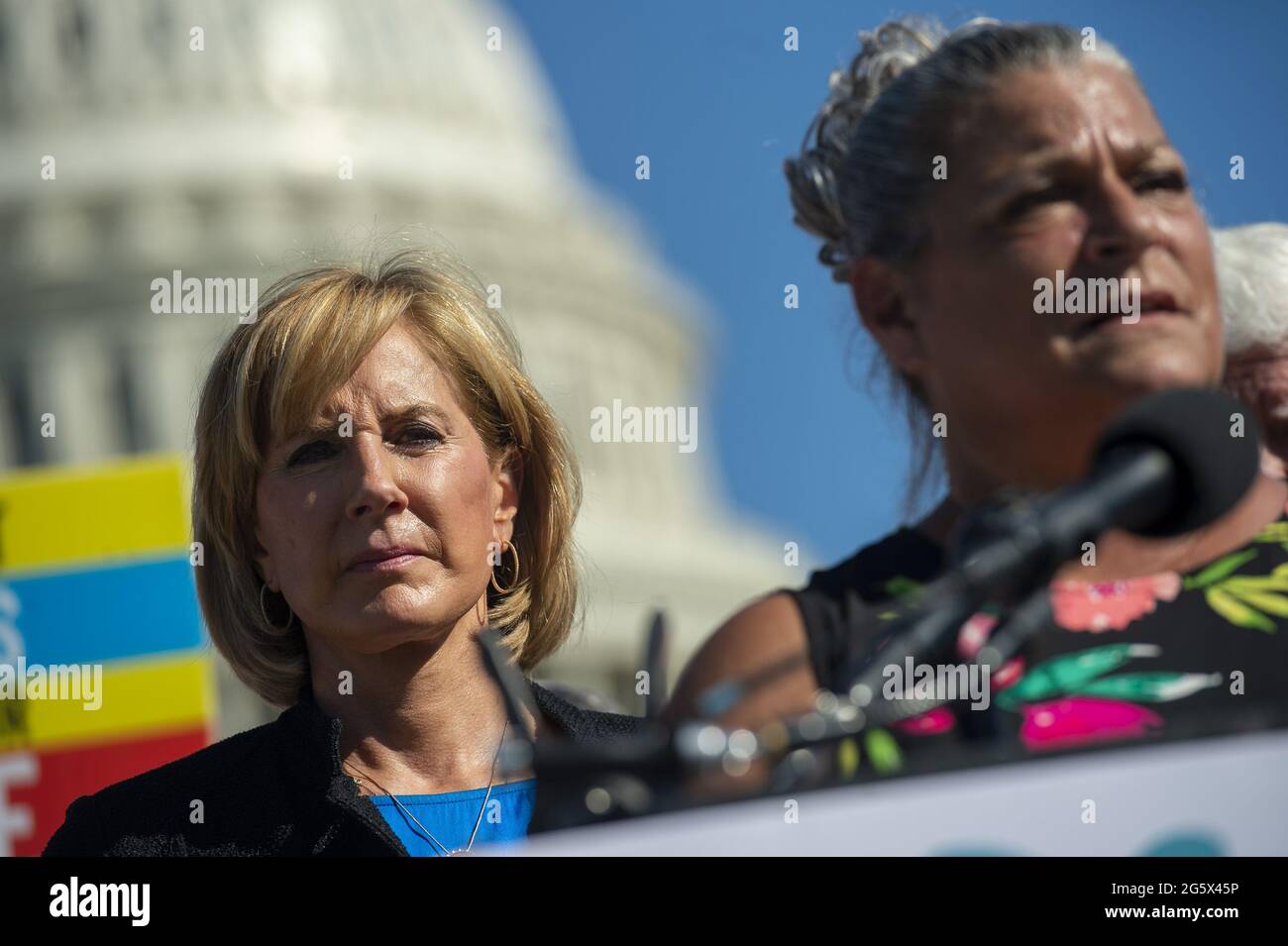 Washington, Stati Uniti. 30 giugno 2021. La Rep. Claudia Tenney, R-NY, (L), partecipa a una conferenza stampa che invita la Camera a proseguire con il 'Essential Caregivers Act', presso il Campidoglio degli Stati Uniti a Washington, DC., mercoledì 30 giugno 2021. L'atto consentirebbe agli operatori sanitari di accedere durante le emergenze sanitarie pubbliche nell'ambito dei programmi Medicare e Medicaid. Foto di Bonnie Cash/UPI Credit: UPI/Alamy Live News Foto Stock