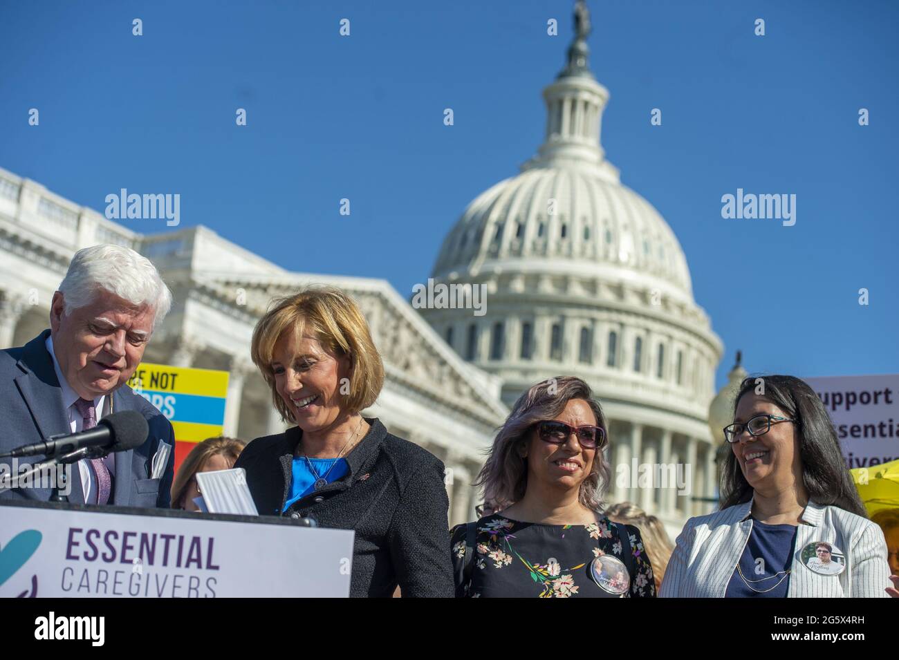 Washington, Stati Uniti. 30 giugno 2021. I membri democratici e repubblicani del Congresso tengono una conferenza stampa che invita la Camera a proseguire con il "Essential Caregivers Act", presso il Campidoglio degli Stati Uniti a Washington, DC., mercoledì 30 giugno 2021. L'atto consentirebbe agli operatori sanitari di accedere durante le emergenze sanitarie pubbliche nell'ambito dei programmi Medicare e Medicaid. Foto di Bonnie Cash/UPI Credit: UPI/Alamy Live News Foto Stock