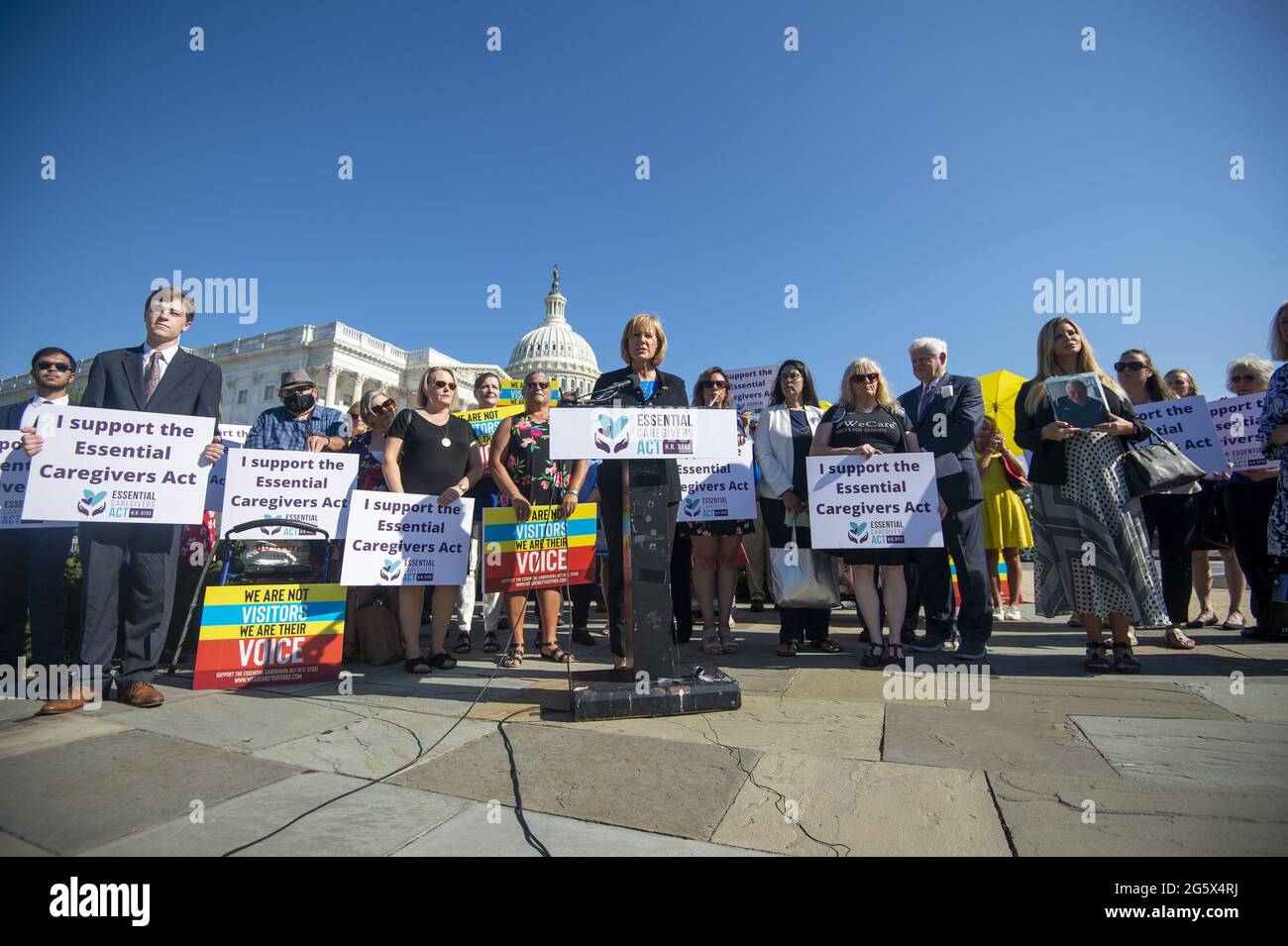 Washington, Stati Uniti. 30 giugno 2021. I membri democratici e repubblicani del Congresso tengono una conferenza stampa che invita la Camera a proseguire con il "Essential Caregivers Act", presso il Campidoglio degli Stati Uniti a Washington, DC., mercoledì 30 giugno 2021. L'atto consentirebbe agli operatori sanitari di accedere durante le emergenze sanitarie pubbliche nell'ambito dei programmi Medicare e Medicaid. Foto di Bonnie Cash/UPI Credit: UPI/Alamy Live News Foto Stock
