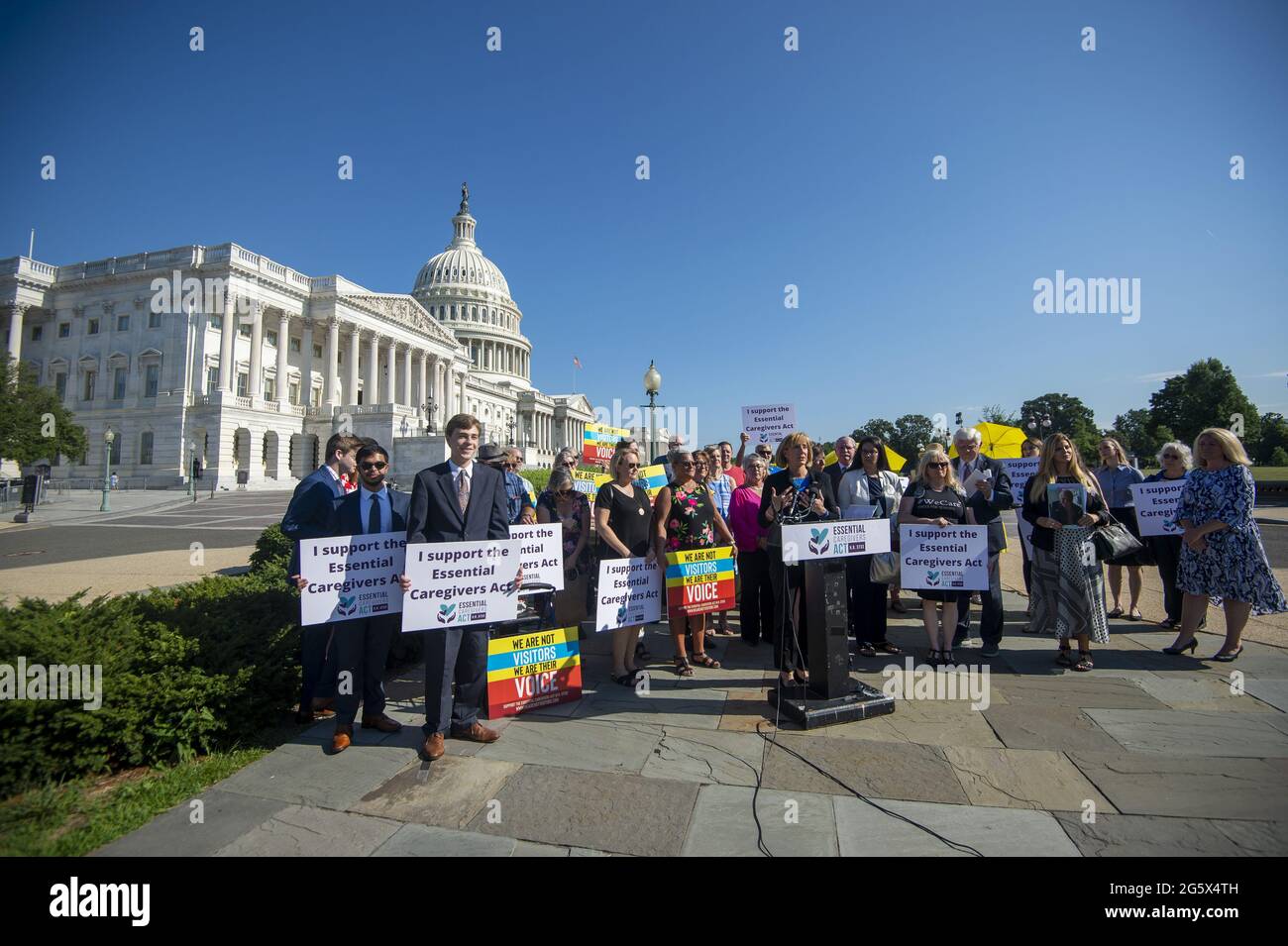 Washington, Stati Uniti. 30 giugno 2021. I membri democratici e repubblicani del Congresso tengono una conferenza stampa che invita la Camera a proseguire con il "Essential Caregivers Act", presso il Campidoglio degli Stati Uniti a Washington, DC., mercoledì 30 giugno 2021. L'atto consentirebbe agli operatori sanitari di accedere durante le emergenze sanitarie pubbliche nell'ambito dei programmi Medicare e Medicaid. Foto di Bonnie Cash/UPI Credit: UPI/Alamy Live News Foto Stock