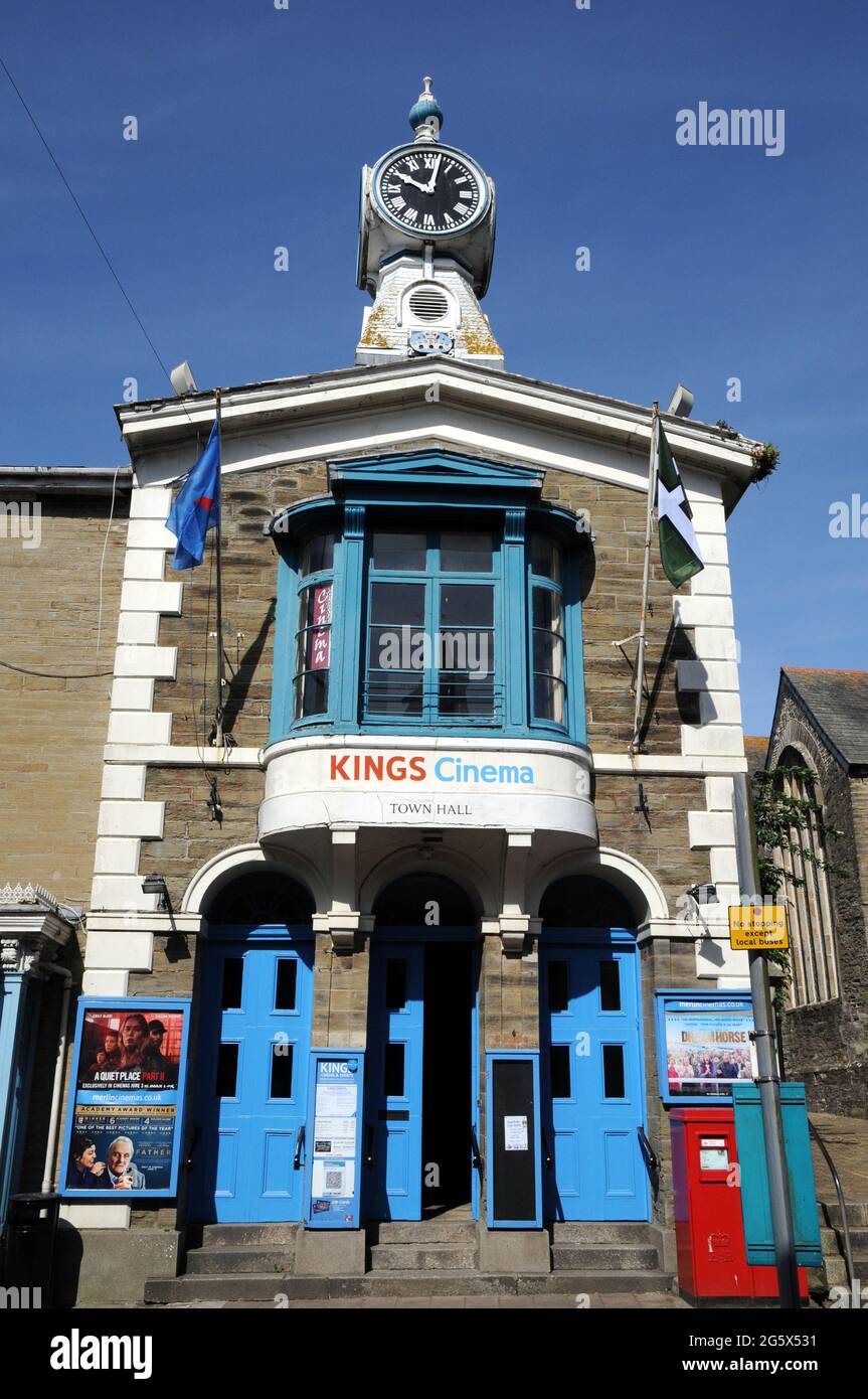 La facciata del vecchio Municipio, Kingsbridge, Devon, è ora sede del Kings Cinema, parte della catena cinematografica Melin. Foto Stock