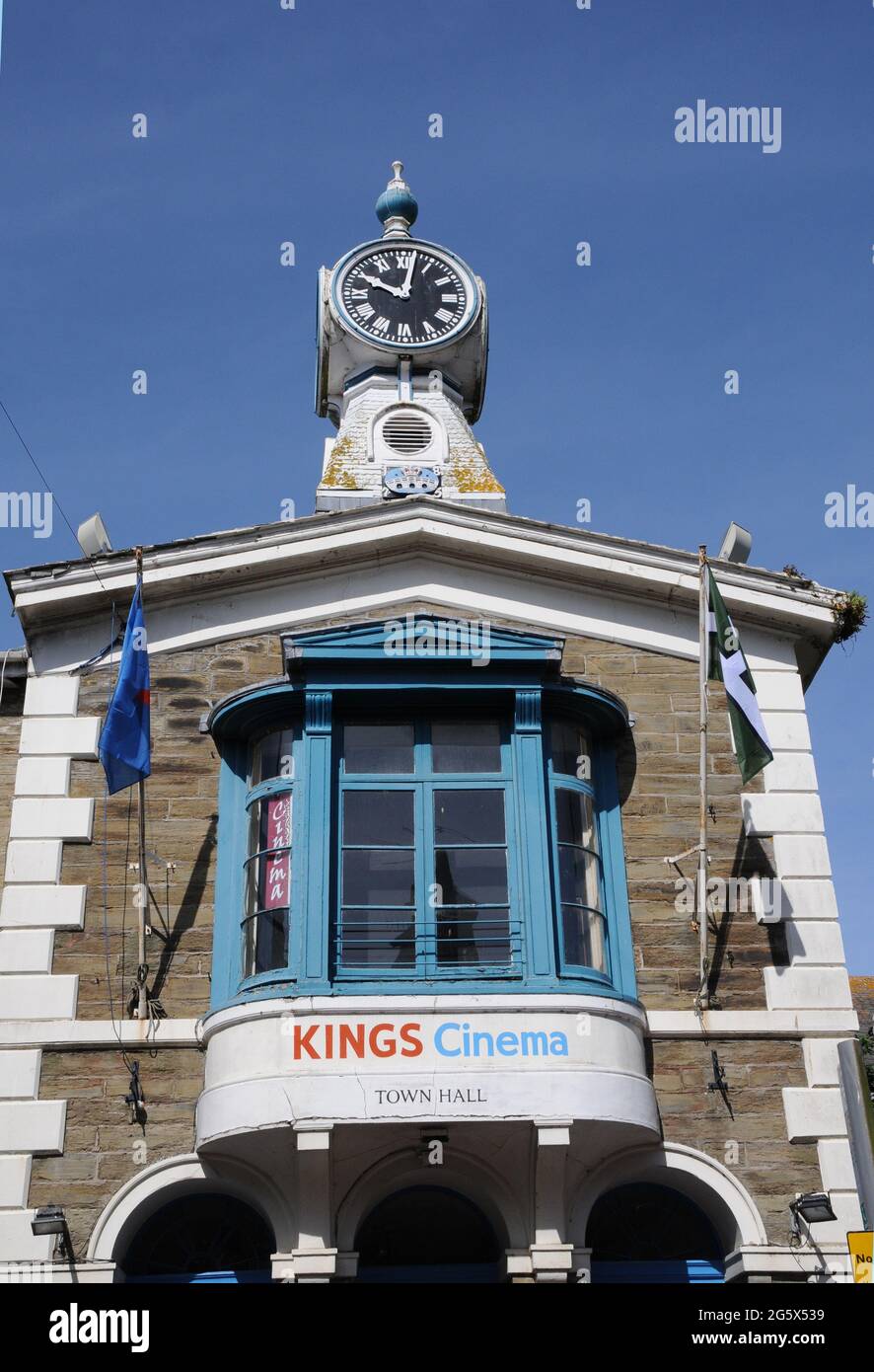 La facciata del vecchio Municipio, Kingsbridge, Devon, è ora sede del Kings Cinema, parte della catena cinematografica Melin. Foto Stock