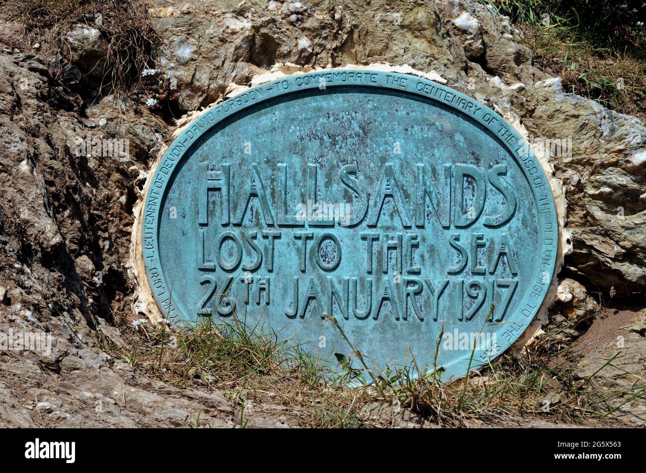 Lapide sul pathside per commemorare il villaggio perduto di Hallsands. Il villaggio è stato abbandonato dopo che il dragaggio ha causato danni a lungo termine alla spiaggia. Foto Stock