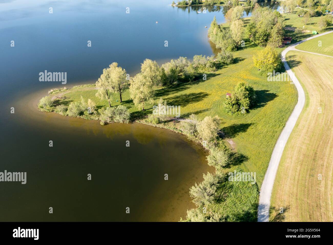 Vista aerea di una piccola penisola del lago Rottachsee, prati di balneazione, Allgau, Baviera, Germania Foto Stock