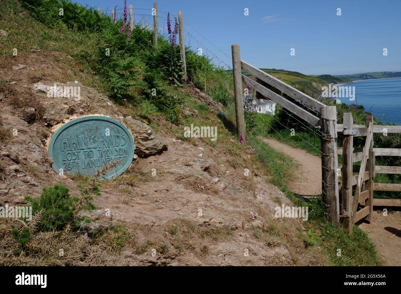 Lapide sul pathside per commemorare il villaggio perduto di Hallsands. Il villaggio è stato abbandonato dopo che il dragaggio ha causato danni a lungo termine alla spiaggia. Foto Stock