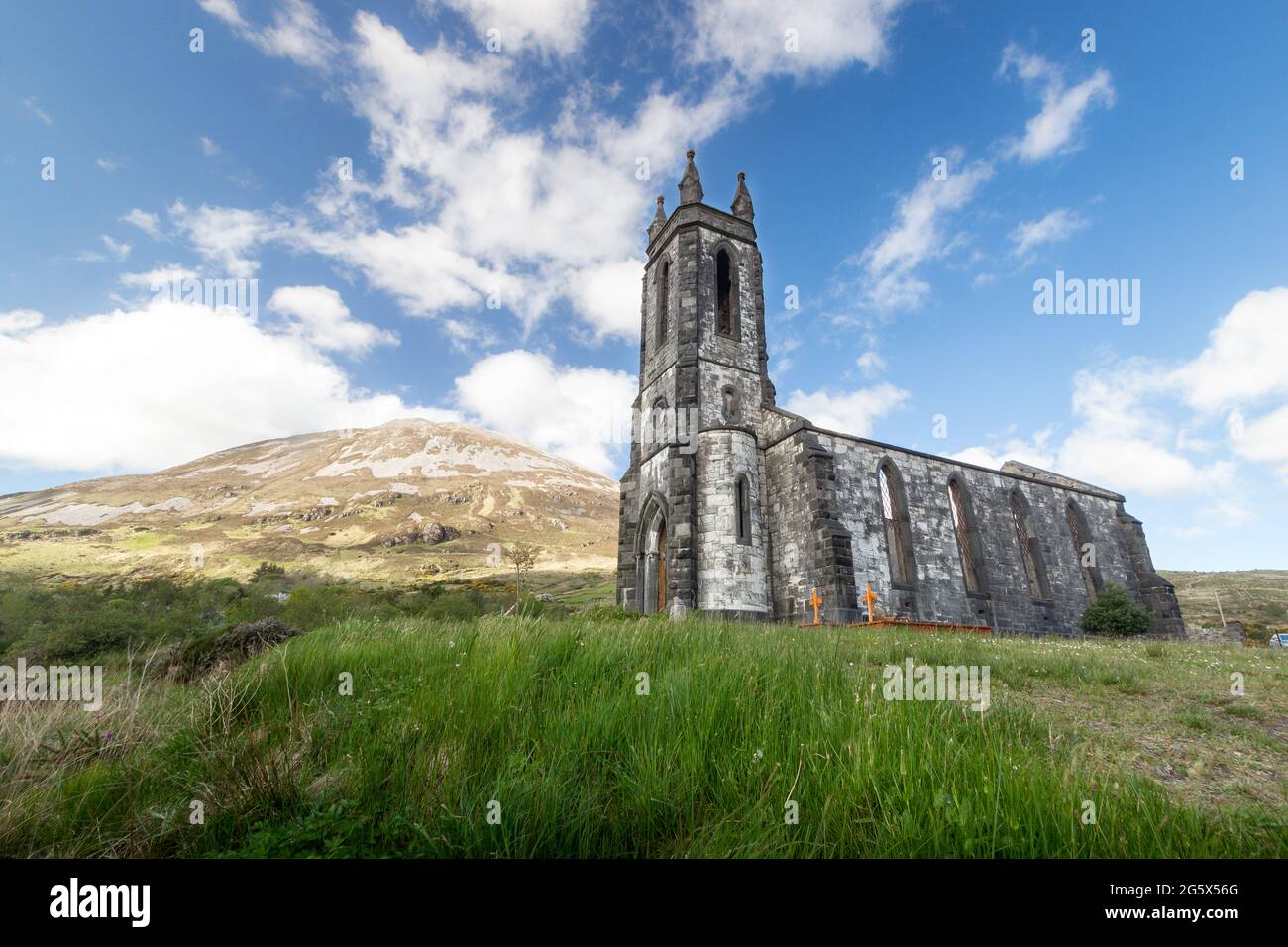 Chiesa abbandonata con Monte Errigal sullo sfondo. Dunlewey. Donegal. Irlanda Foto Stock