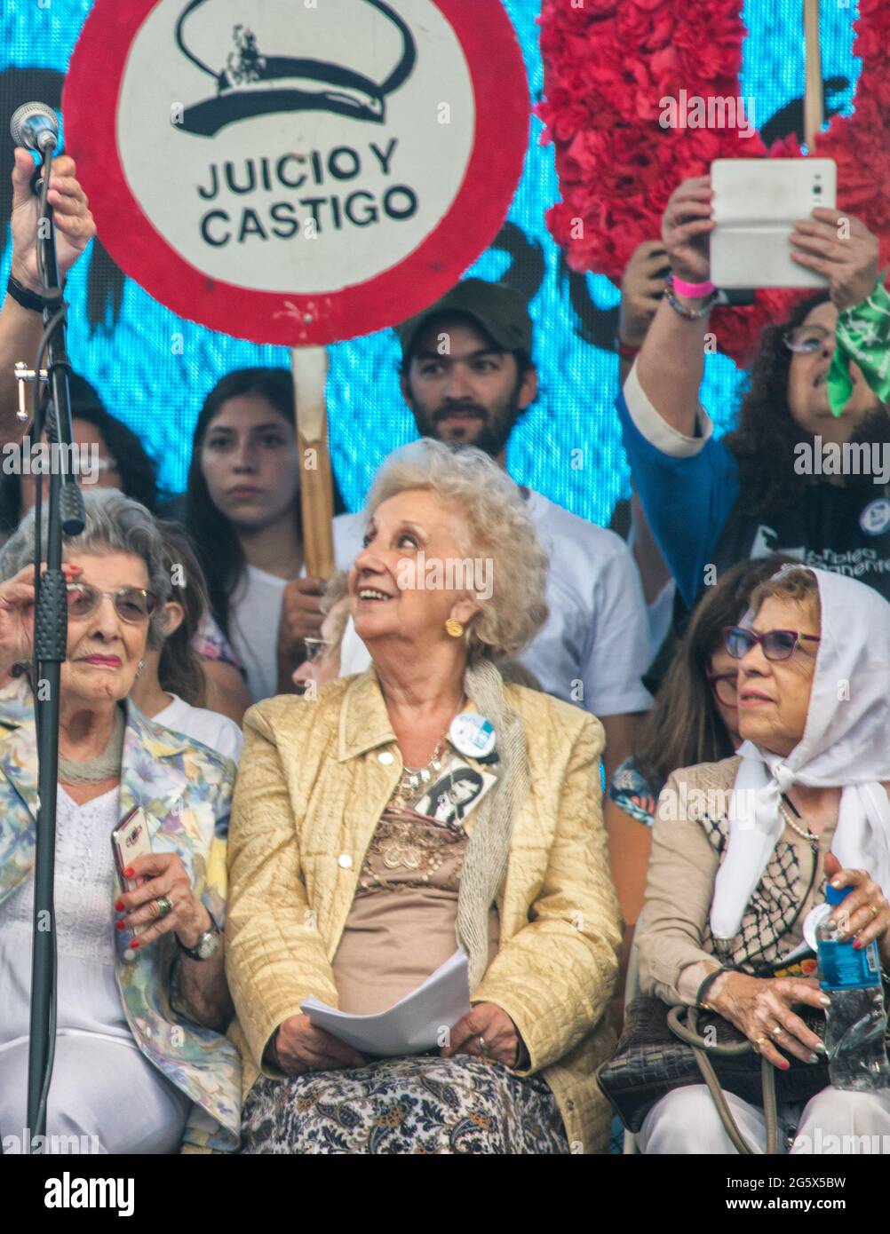 Madri e nonne di Plaza de Mayo sul palco durante gli atti per ricordare l'ultima dittatura in Argentina Foto Stock