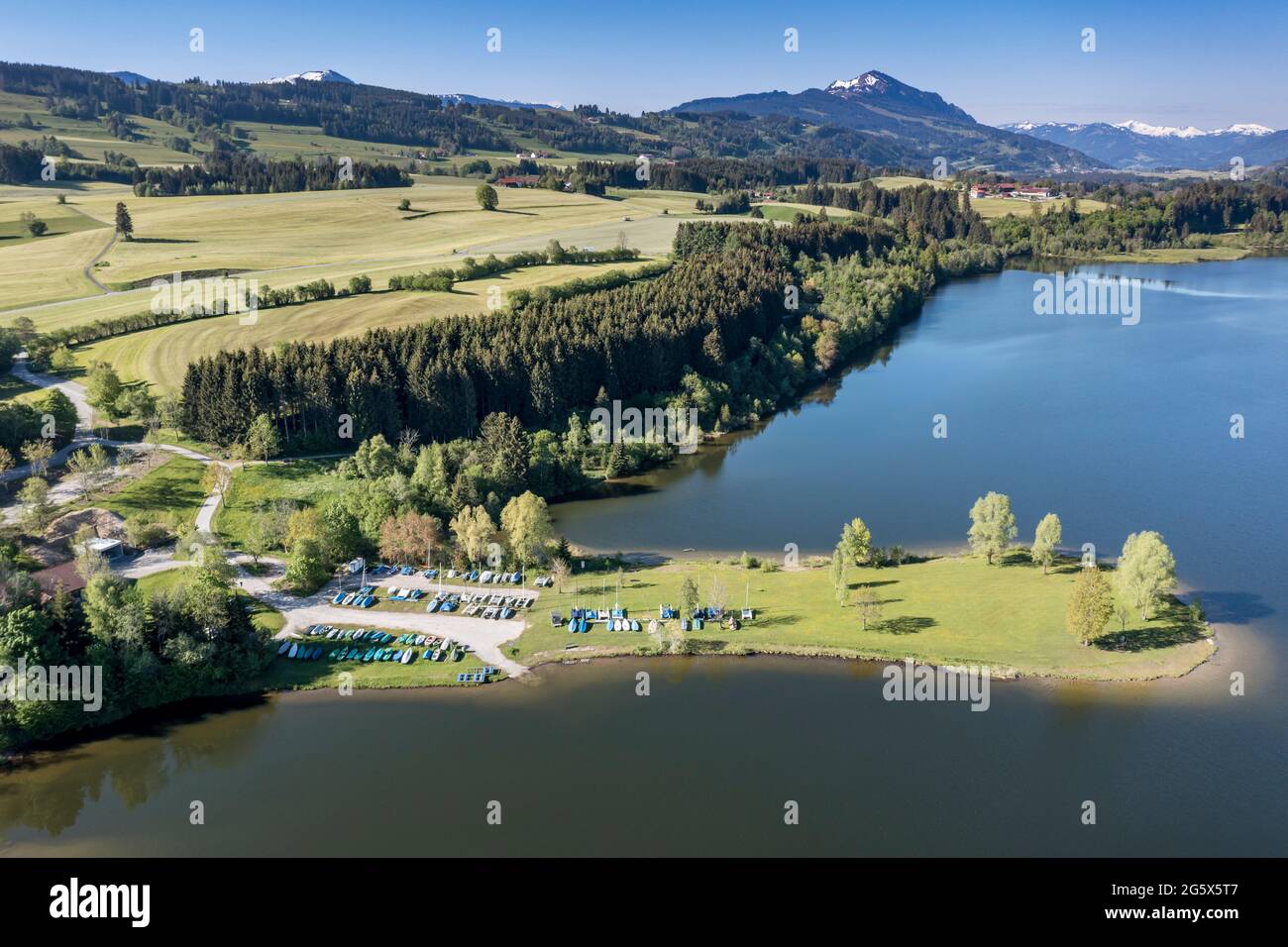 Vista aerea sul lago Rottachsee verso la montagna Gruenten, Allgau, Baviera, Germania. Foto Stock