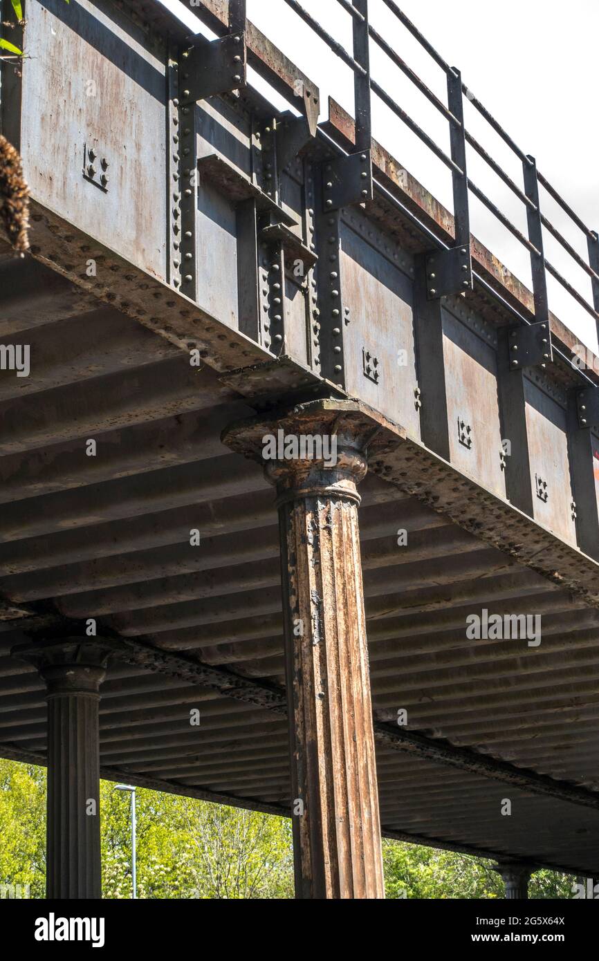 pilastri del ponte ferroviario Foto Stock