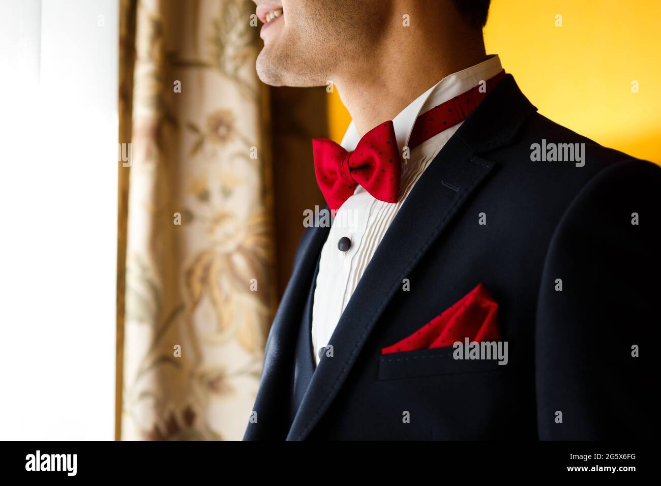Giovane sposo in abito blu scuro con cravatta rossa punteggiata e  fazzoletto in tasca. Accessori per matrimoni da uomo Foto stock - Alamy