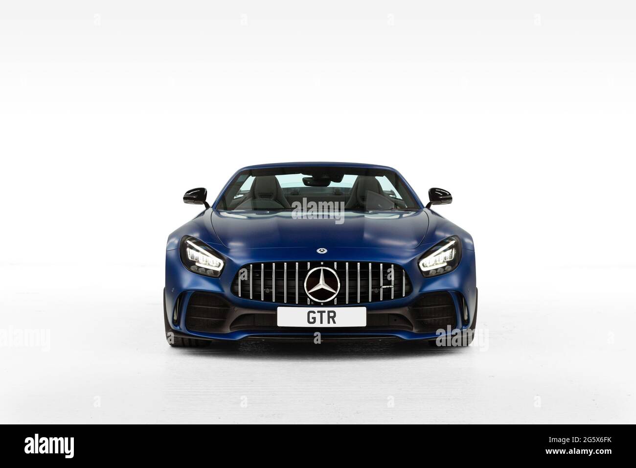 Vista frontale di una Mercedes AMG GTR V8 Biturbo 2021 blu Foto Stock