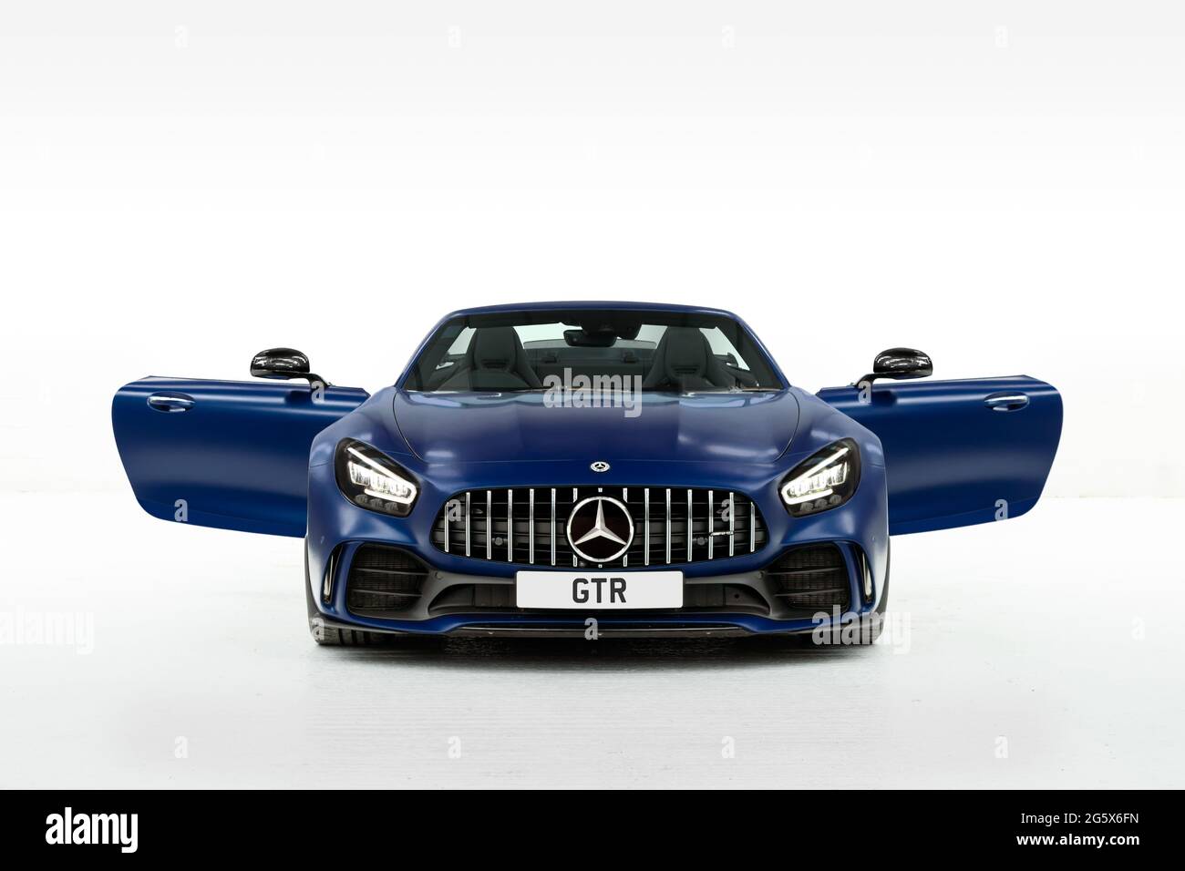 Vista frontale di una Mercedes AMG GTR V8 Biturbo 2021 blu con le porte aperte Foto Stock