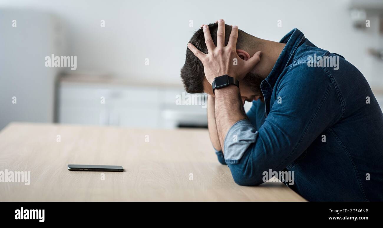 Drammatico a casa, problemi di salute mentale, crisi, stress ed emozioni negative di espressione Foto Stock