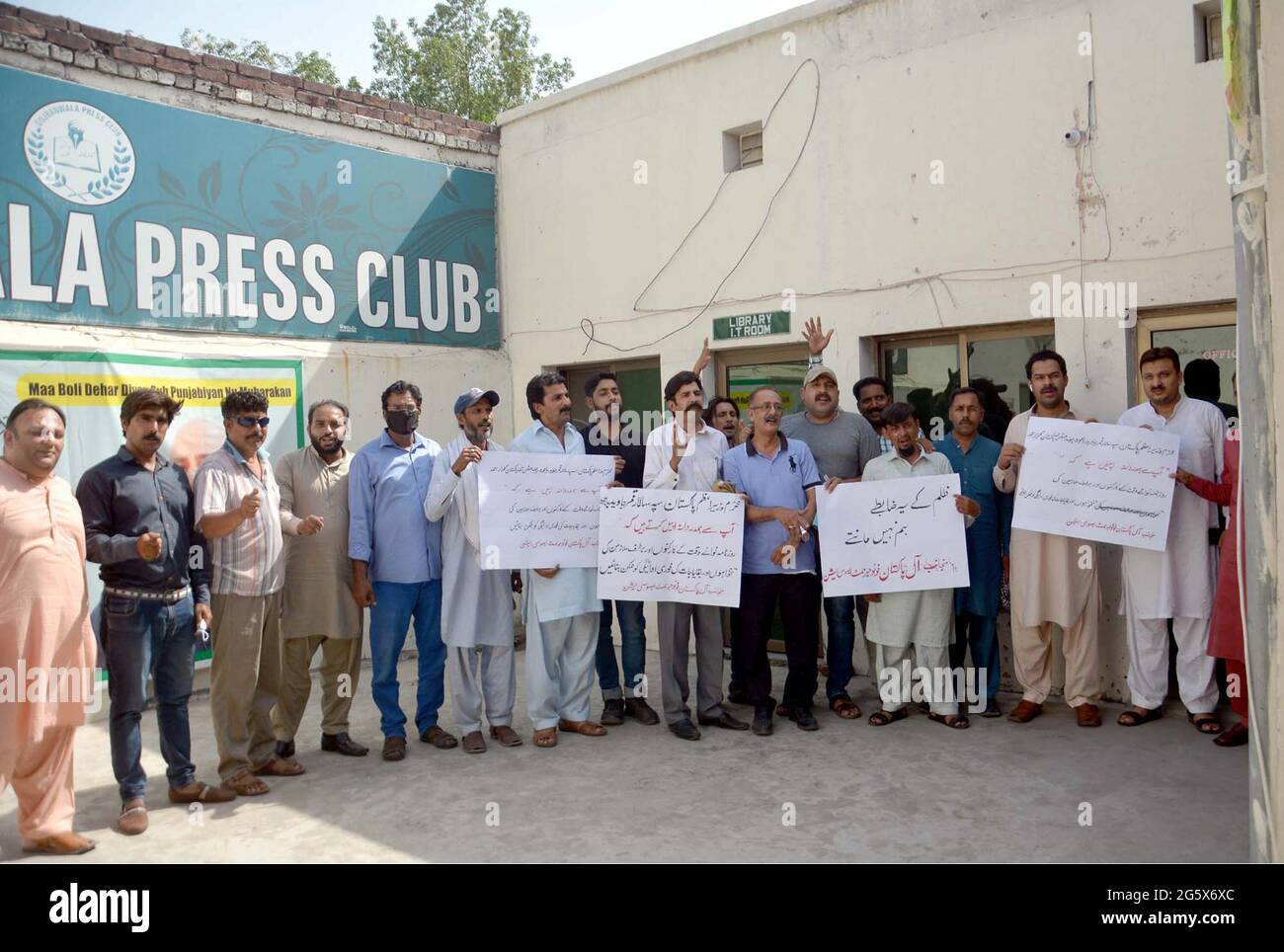 I membri di tutta l'Associazione dei giornalisti fotografici del Pakistan stanno organizzando una manifestazione di protesta contro il mancato pagamento dei loro stipendi da parte dei National News Papers, al club stampa di Gujranwala mercoledì 30 giugno 2021. Foto Stock