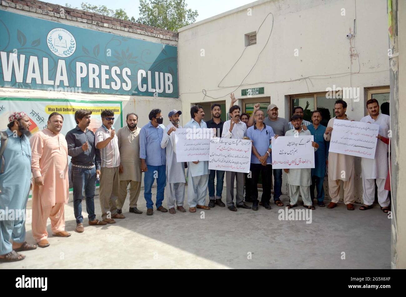 I membri di tutta l'Associazione dei giornalisti fotografici del Pakistan stanno organizzando una manifestazione di protesta contro il mancato pagamento dei loro stipendi da parte dei National News Papers, al club stampa di Gujranwala mercoledì 30 giugno 2021. Foto Stock