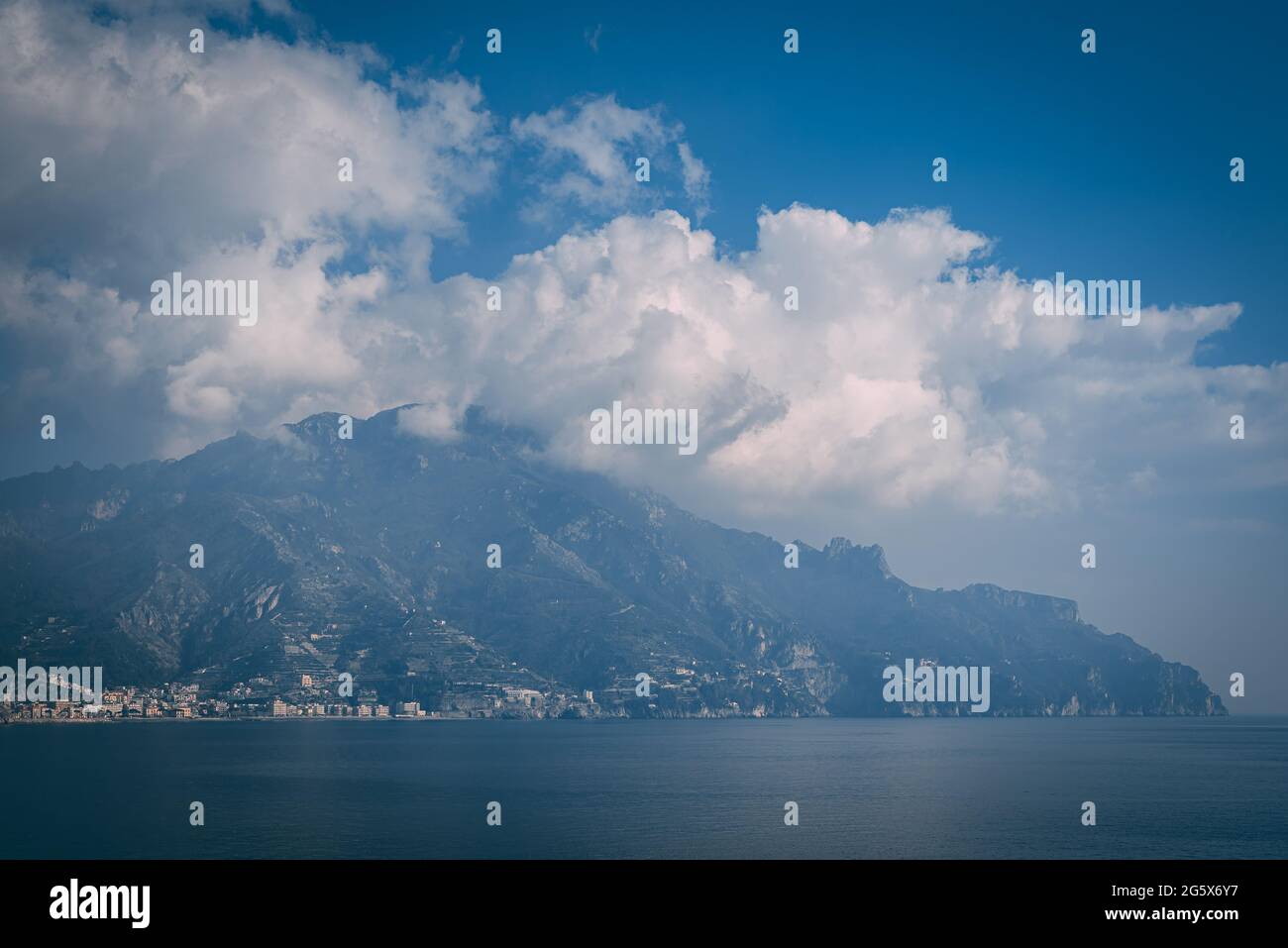 Nuvole sulle montagne della Costiera Amalfitana, Campania, Italia Foto Stock