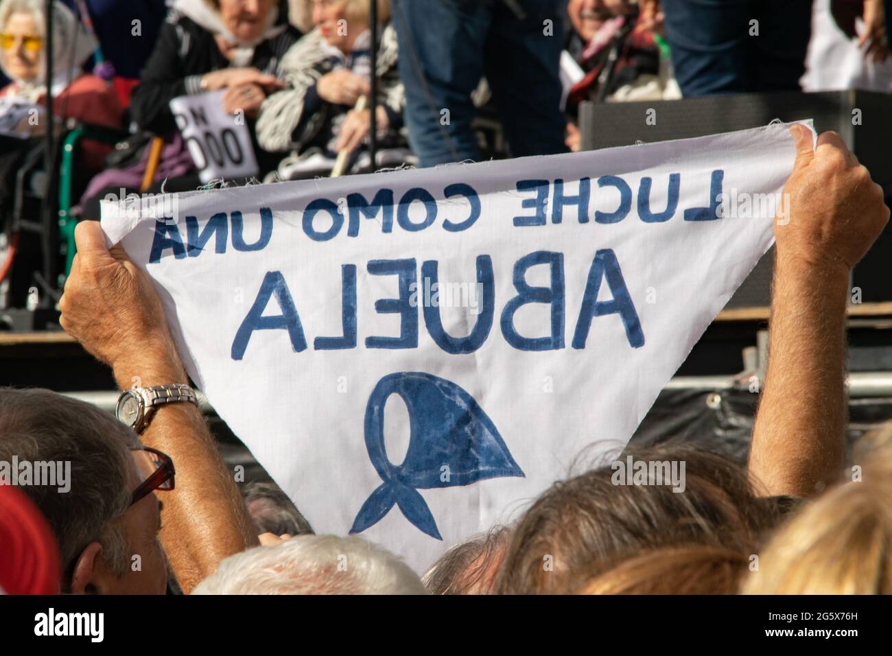 Segni durante la manifestazione delle organizzazioni per i diritti umani per ricordare l'anniversario dell'ultima dittatura militante in Argentina. Foto Stock