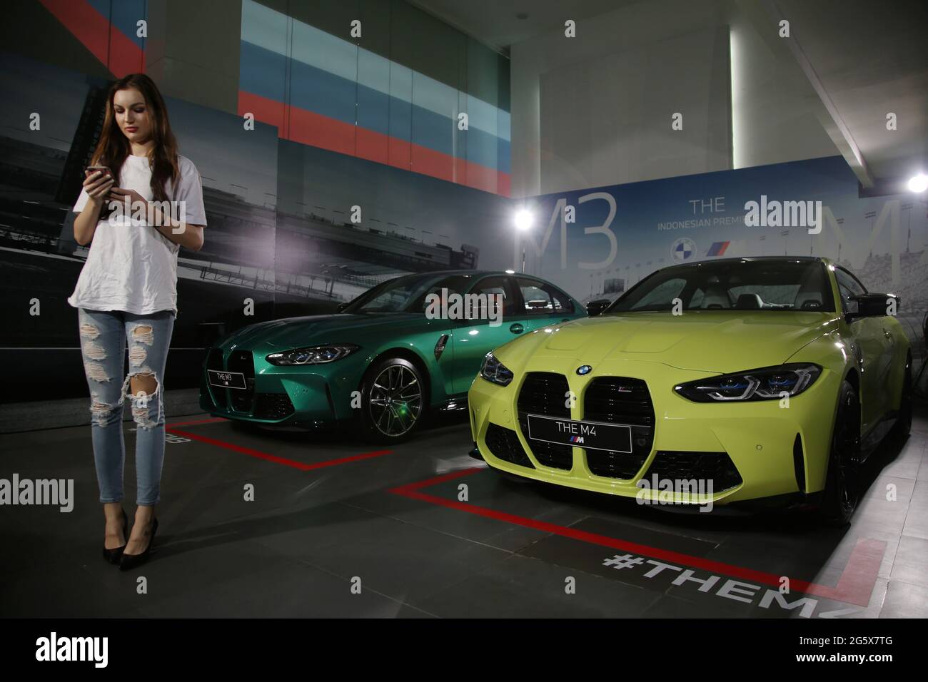 30 giugno 2021, Giacarta, Giacarta, Indonesia: I modelli si pongono tra le nuovissima BMW M3 e M4 Competition dopo un lancio virtuale a Giacarta, 30 giugno 2021. BMW Indonesia ha lanciato le due vetture con tre nuovi colori, un motore ad alte prestazioni 510hp/650nm, E un design espressivo, nonché una trasmissione BMW M Steptronic a otto velocità con Drivelogic e una serie di tecnologie innovative sviluppate dalla BMW M che saranno offerte per la nuova BMW M3 Competition al prezzo di IDR 2,059 miliardi di fuori strada, Mentre la nuova BMW M4 concorrenza Coupe sarà offerta ad un prezzo di IDR 2.119 miliardi Foto Stock