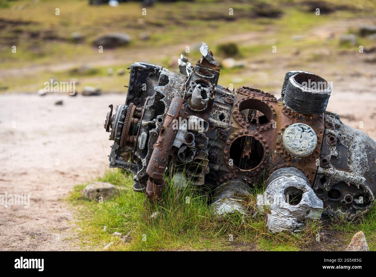 Crash motore aereo danneggiato giacente a terra Bleaklow Moor Foto Stock